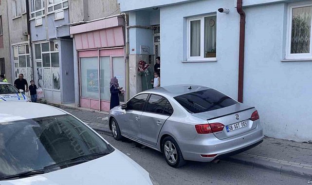 Sivas'ta polisten kaçan otomobil apartmana çarptı, bina sakinleri deprem oluyor zannetti