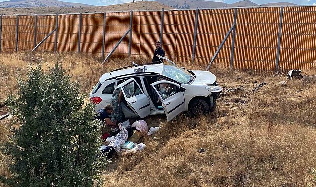 Sivas'ta yoldan çıkan araçtaki 1'i bebek 4 kişi yaralandı