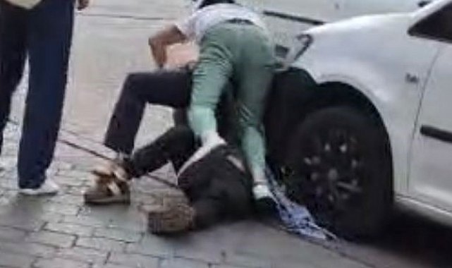 Sokak ortasında yaşanan bıçaklı kavgada dehşet anları