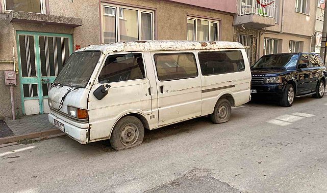 Sokakta terk edilen panelvan araç