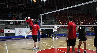 Spor akademisi erkek voleybol takımı hazırlıklarını sürdürüyor