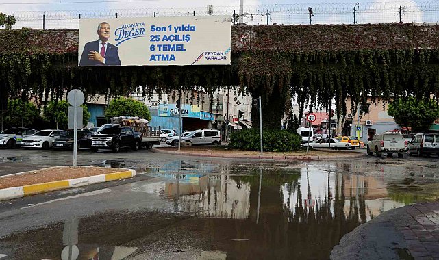 Su borusu patladı, cadde göle döndü