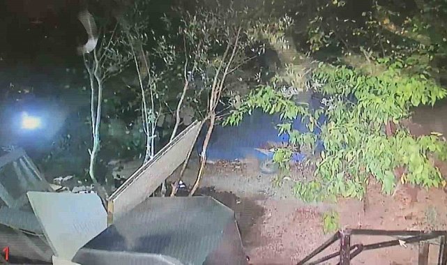 Su deposunu tamir ettiği esnada ölümden saniyelerle kurtulduğu anlar kamerada