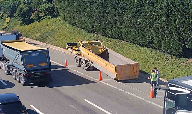Sultanbeyli'de hafriyat kamyonu dorsesi üst geçide çarptı
