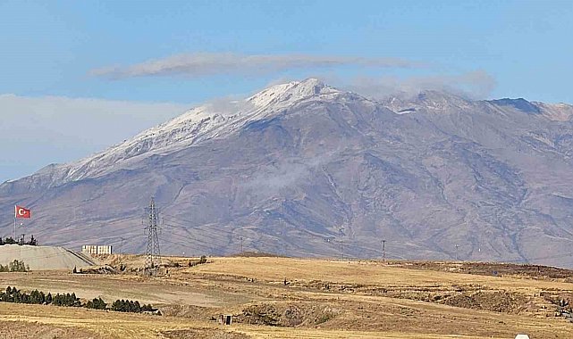 Süphan Dağı'na mevsimin ilk karı düştü