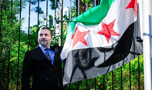 Suriye bayrağı, Washington'daki büyükelçilikte göndere çekildi