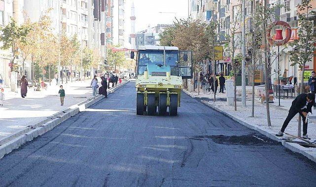 Suvaroğlu Caddesi'nde sıcak asfalt serimi yapılıyor