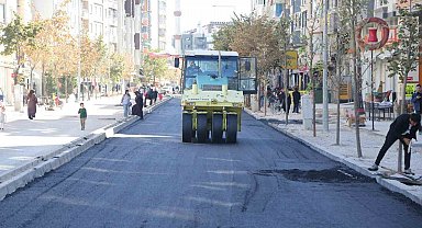 Suvaroğlu Caddesi'nde sıcak asfalt serimi yapılıyor