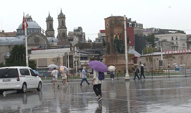 Taksim'de yağışlı hava etkisini sürdürüyor