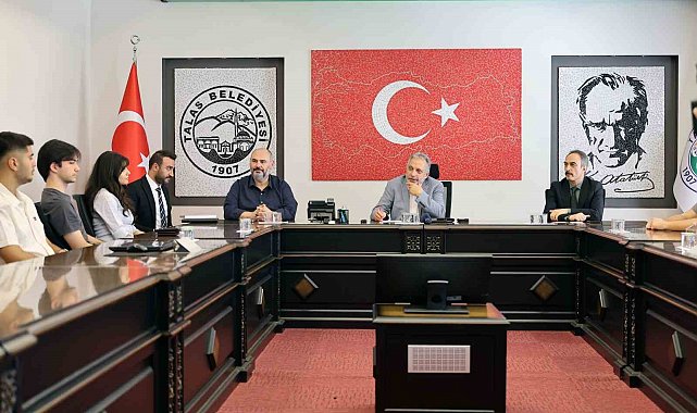 Talas'ın kütüphanelerinde üniversiteyi kazandılar, Başkan Yalçın'a teşekküre geldiler