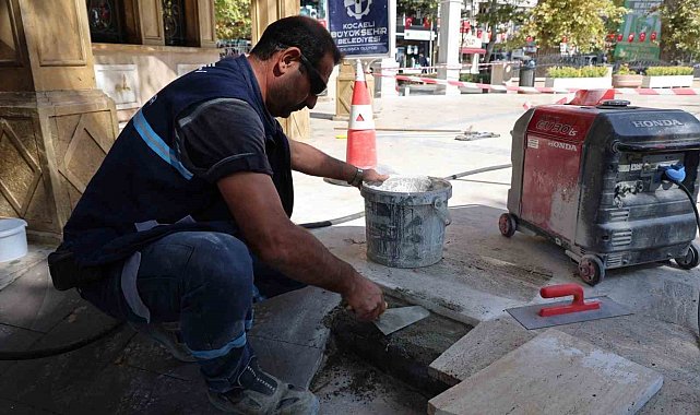 Tarihi caminin kırık taşları ve zemini onarılıyor