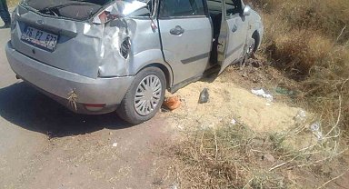 Tarım arazisine devrilen otomobilde 4 kişi yaralandı