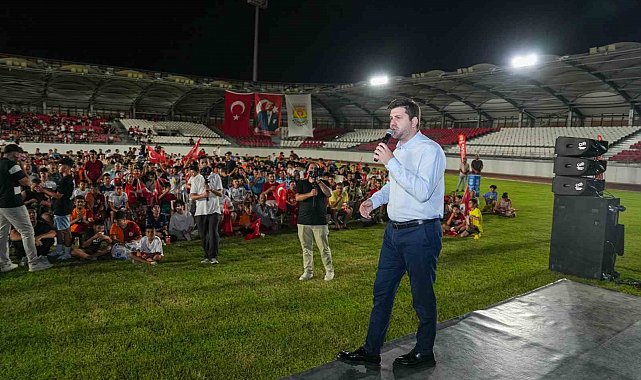 Tarsus'ta A Milli Takım maçı coşkuyla izledi