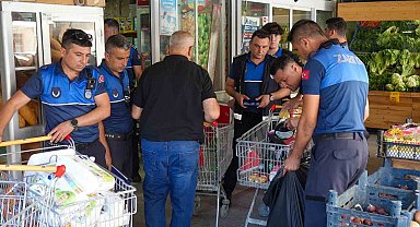 Tarsus'ta zabıta denetiminde sağlıksız ürünler imha edildi