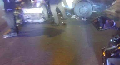 Tek şeritli caddeden ara yola geçmek isteyen kamyonetin çarptığı motosikletli ağır yaralandı