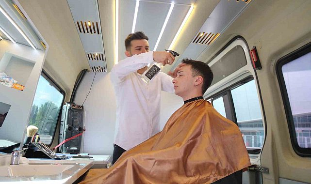 Tek telefonla müşterinin ayağına giden berber dükkânı