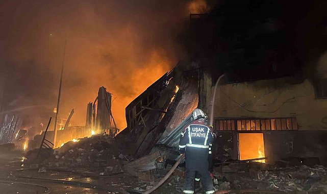 Tekstil deposu ve fabrikada çıkan yangın kontrol altında: 1'i itfaiye eri 2 yaralı