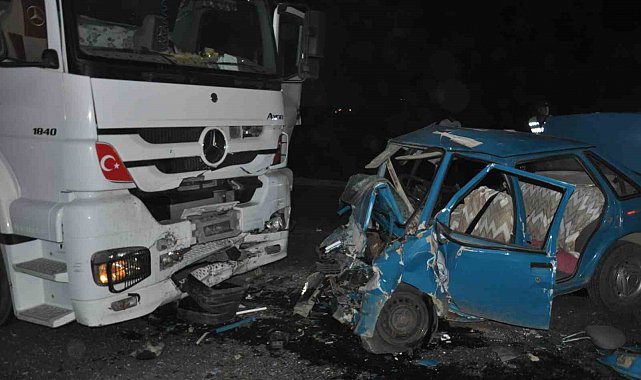 Tır ile otomobil kafa kafaya çarpıştı: 3 ölü