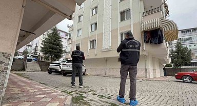 Tokat'ta cam silen kadın cipin üzerine düşerek hastanelik oldu