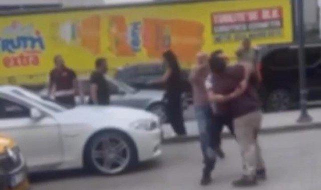 Trafik tartışması yola taştı...Birbirlerine girdiler kavgayı çevredekiler ayırdı