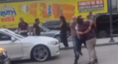 Trafik tartışması yola taştı...Birbirlerine girdiler kavgayı çevredekiler ayırdı