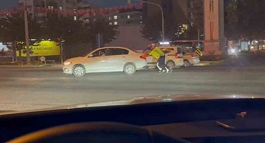 Trafikte arızalanan otomobili polisler iterek çalışmasını sağladı