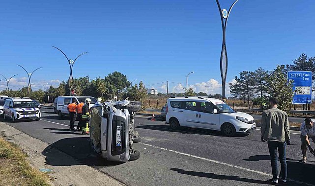 Trafikte bekleyen araca çarpan otomobil yan yattı: 2 yaralı