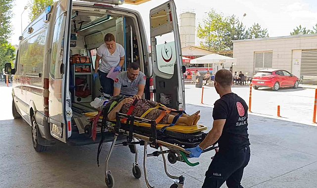 Traktörün altında kalan yaşlı kadın ağır yaralandı