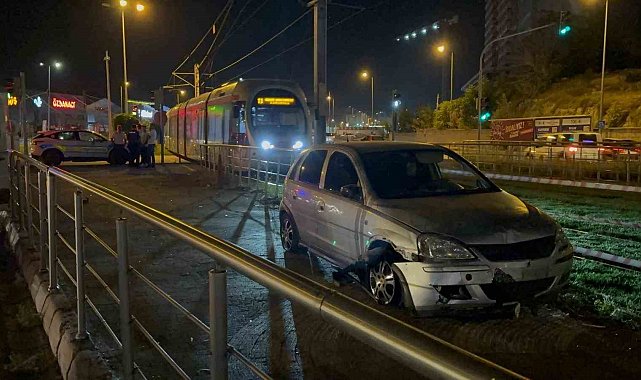 Tramvay yoluna giren alkollü sürücü önce kaçtı sonra geri geldi