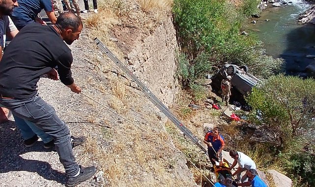 Tunceli'de araç uçuruma yuvarlandı: 3 yaralı