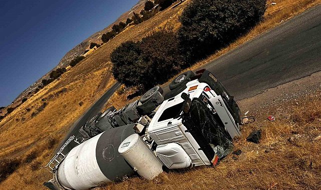Tunceli'de beton mikseri ve tır devrildi