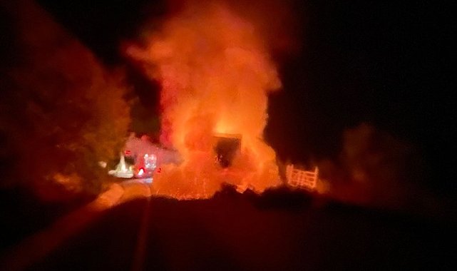 Türkeli'de kamyonet alev alev yandı