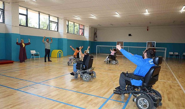 Türkiye'de bir ilk, tekerlekli sandalyeli zeybek takımı