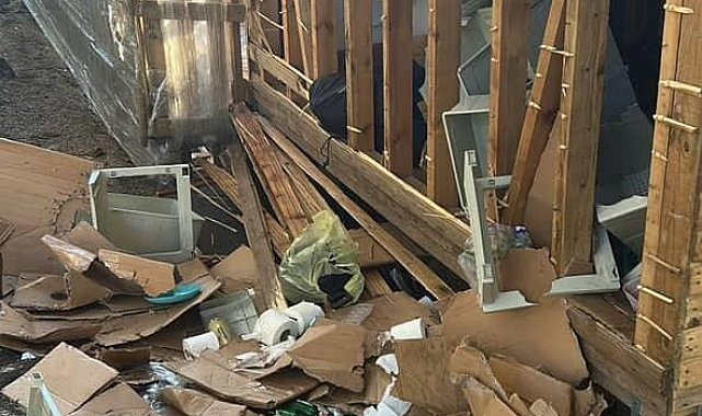 Uludağ'da ayılar barakalara girdi, ortalık darmadağın oldu