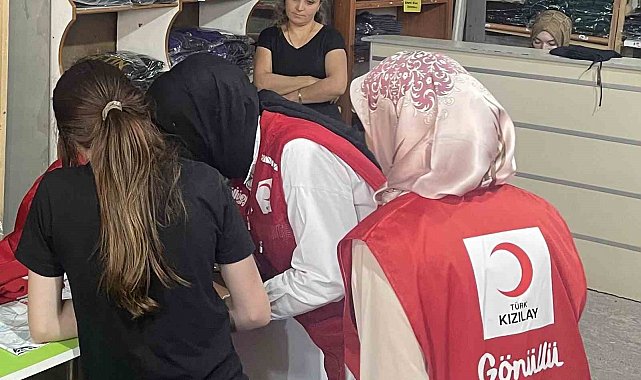 Uşak Kızılay'dan öğrencilere giyim desteği