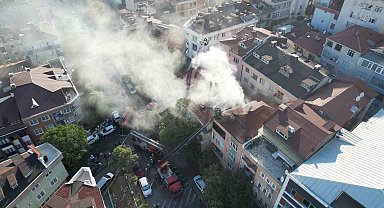 Üsküdar'da çatı yangını yan binaya sıçradı