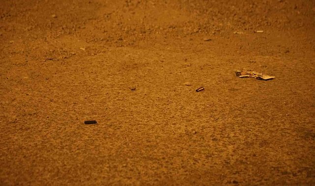 Uzun namlulu silahla oto galeriyi taradılar: 10'dan fazla mermi isabet etti