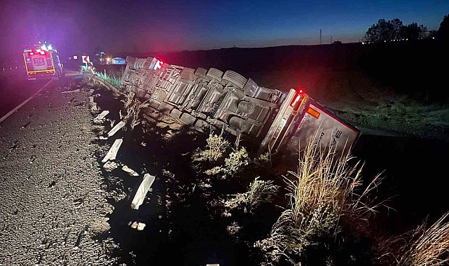 Uzunköprü'de devrilen tırın sürücüsü yaralandı
