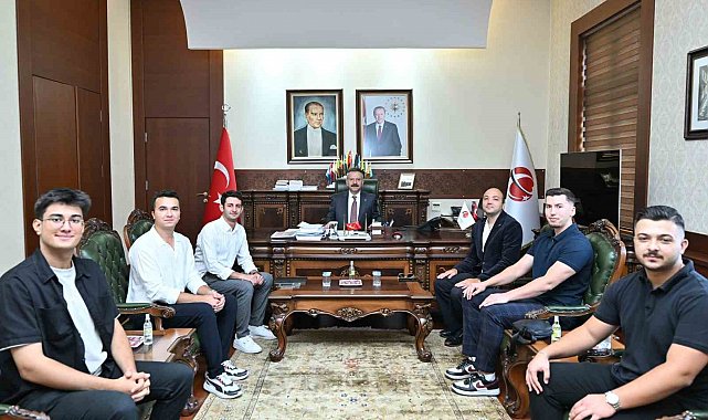 Vali Aksoy, ödüllü Mavera Teknoloji Takımı'nı makamında ağırladı