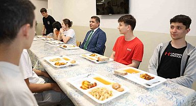 Vali Aslan akşam yemeğinde öğrencilerle buluştu