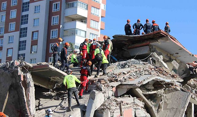 Vali Çiçek, Kahramanmaraş depremini yönettiği afet tırında deprem tatbikatını takip etti