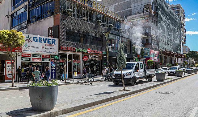 Van Büyükşehir Belediyesi caddelere gül suyu sıktı