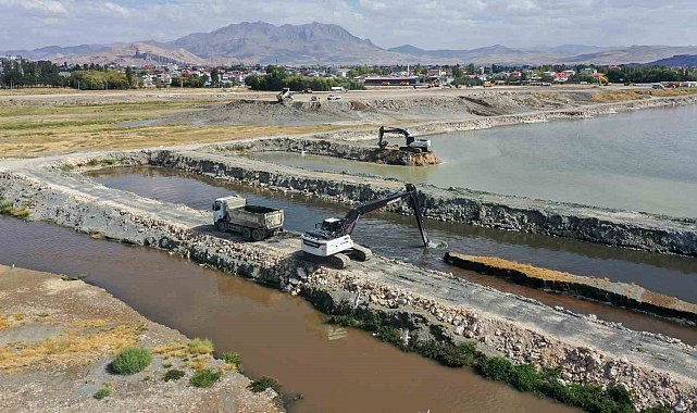 Van Gölü'nde dip çamuru temizliği devam ediyor