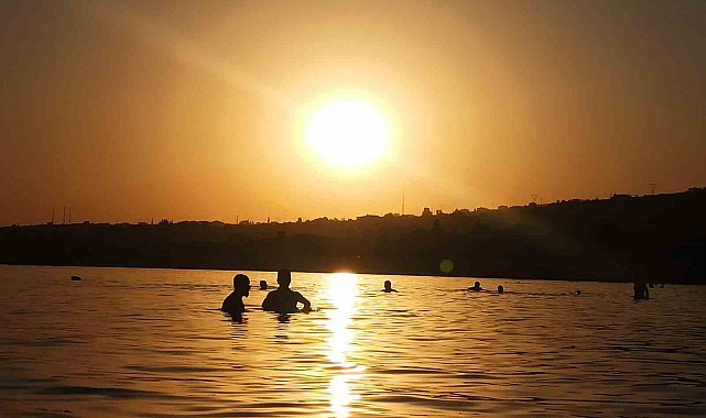 Van Gölü'nde gün batımında yüzme keyfi