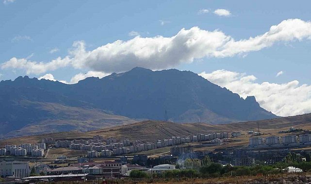 Van'ı çevreleyen dağlarda bulut şöleni
