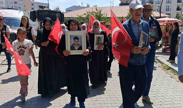 Vanlı anneler evlatlarını bekliyor