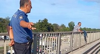 Viyadük üzerinde intihara kalkışan şahsı polis ikna etti