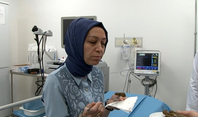 Yaklaşık 1 yıldır içemediği suyun ve yiyemediği yemeklerin acısını yaprak sarmasıyla çıkardı