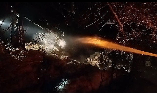 Yanan samanlık geceyi aydınlattı