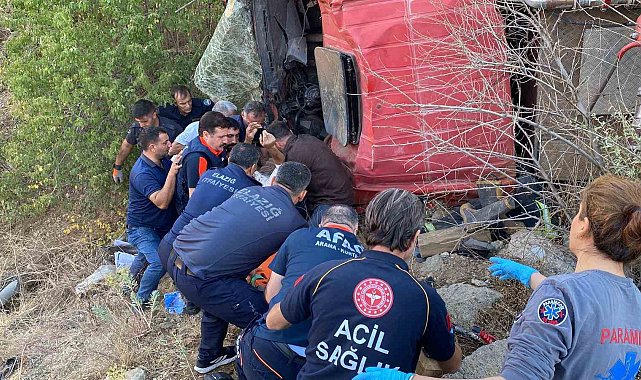 Yangına giden itfaiye aracı şarampole yuvarlandı: 2 itfaiye eri yaralı